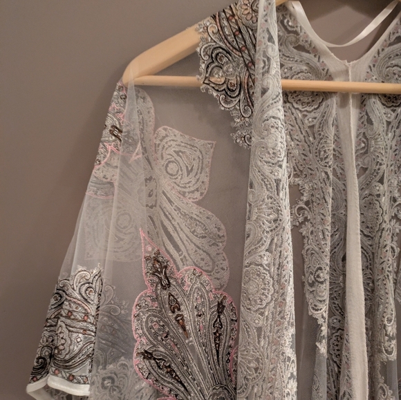 Pretty Persuasions OS Shawl - Picture 1 of 8